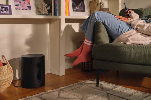 Subwoofer Sonos Mini im Einsatz (Foto: Sonos) Sonos SUB Mini steht in Zimmer auf dem Boden