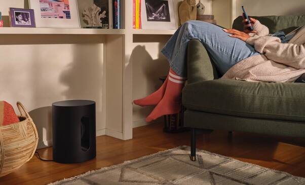 Sonos SUB Mini steht in Zimmer auf dem Boden