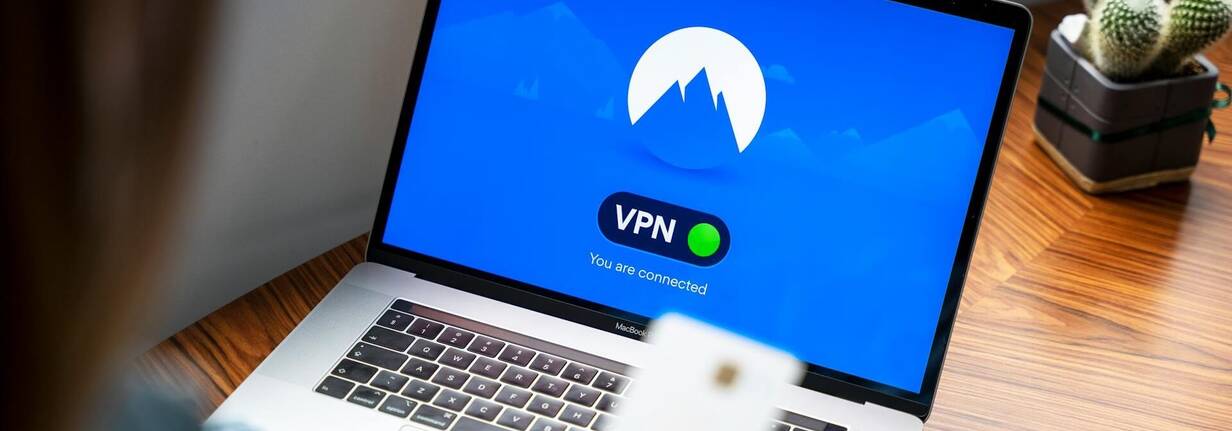 Schütze deine Geräte über eine VPN App (Foto: Stefan Coders / pexels) MacBook mit geöffneter VPN-App