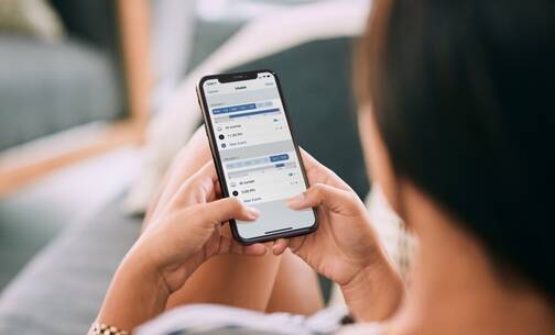 Smarte Steckdose über iPhone steuern Frau steuert Eve Energy über iPhone