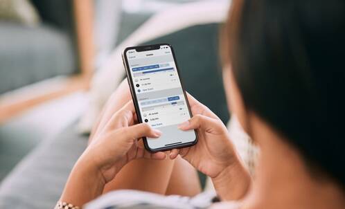 Frau steuert Eve Energy über iPhone