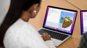 Ein Mädchen lernt über Gamification auf dem MacBook