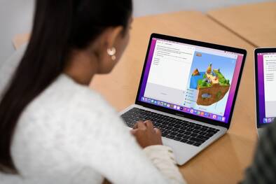 Ein Mädchen lernt über Gamification auf dem MacBook