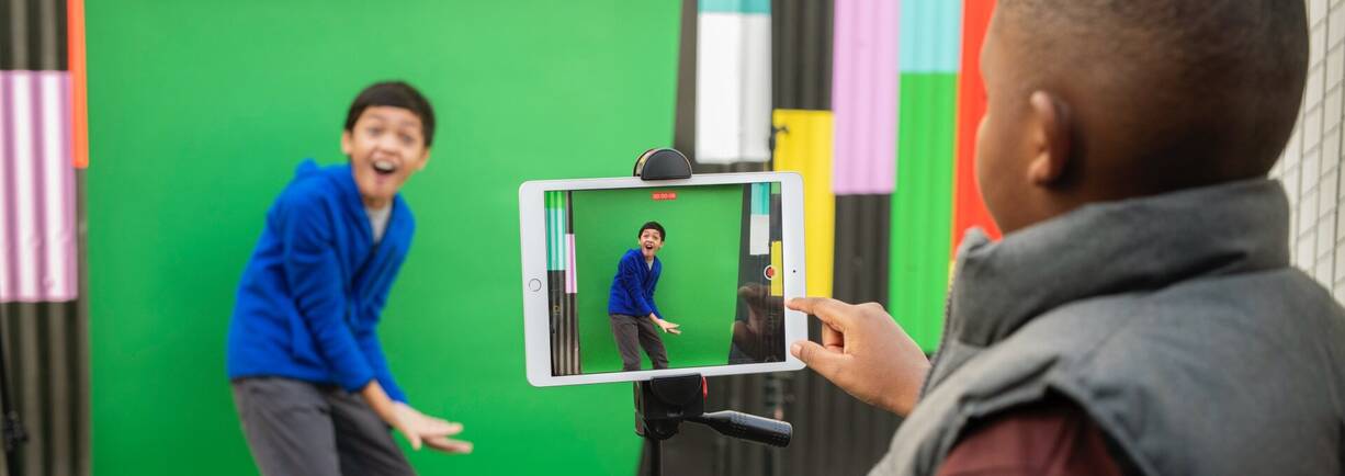 Zwei Jungen lernen spielerisch Filmen