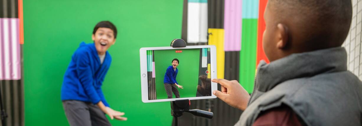 Zwei Jungen lernen spielerisch Filmen