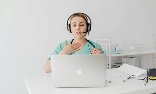 Medizinische Fachperson telefoniert mit Headset