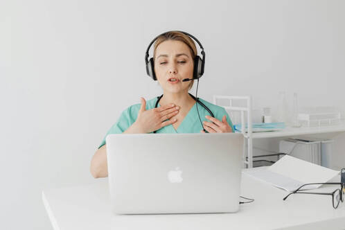 Medizinische Fachperson telefoniert mit Headset