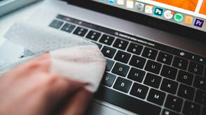 Tipps Apple Geräte Reinigung (Foto: Introspectivedsgn / pexels) Reinigung MacBook Tastatur mit fuselfreiem Tuch