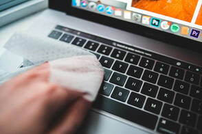 Tipps Apple Geräte Reinigung (Foto: Introspectivedsgn / pexels) Reinigung MacBook Tastatur mit fuselfreiem Tuch
