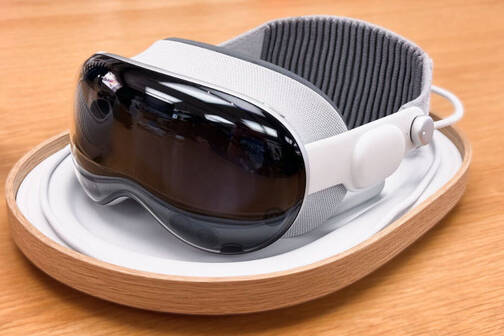 Besondere Reinigungshinweise für Apple Vision Pro (Foto: Hans Herrington / pexels) Das AR-Headset Apple Vision Pro in der Ausstellung