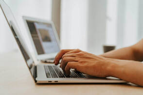 Zwei MacBook nebeneinander mit Händen (Foto: Olia Danilevich / pexels) Zwei Männerhände auf Tastatur von MacBook