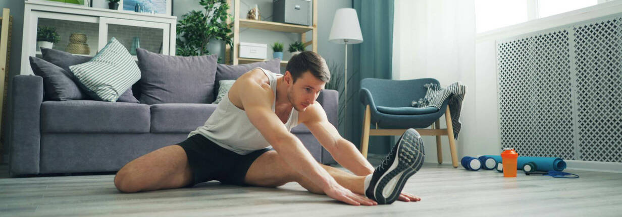 Training daheim mit wenig Equipment (Foto Silverkblack / pexels) Mann beim Homeworkout