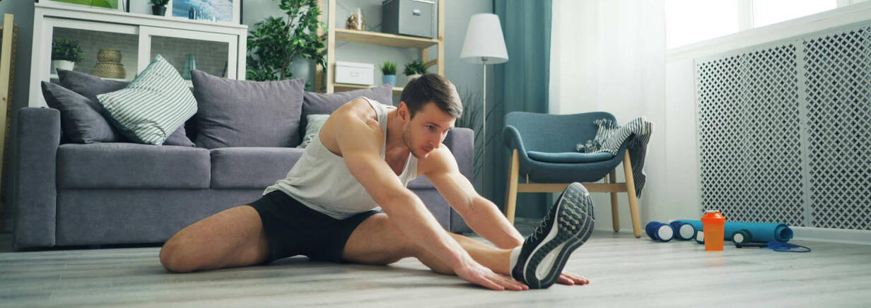 Training daheim mit wenig Equipment (Foto Silverkblack / pexels) Mann beim Homeworkout