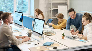 IT-Infrastruktur aus Apple Geräten (Foto: Fauxels / pexels) Team beim Arbeiten im Büro