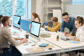 IT-Infrastruktur aus Apple Geräten (Foto: Fauxels / pexels) Team beim Arbeiten im Büro