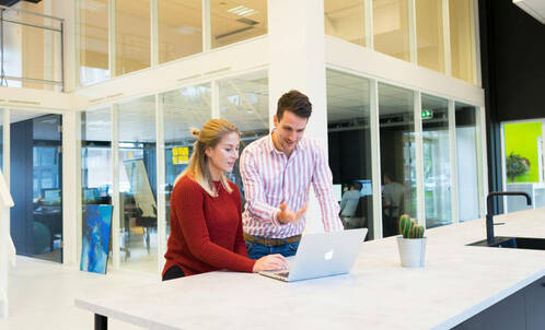 Zwei Teammitglieder bei Besprechung