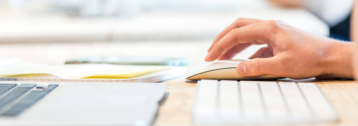 Hand mit Apple Mouse