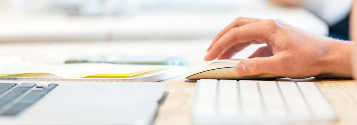 Hand mit Apple Mouse