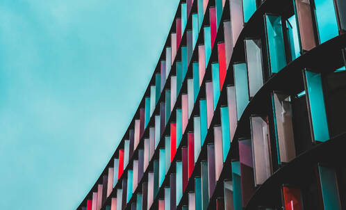 Hochhaus mit bunter Fassade