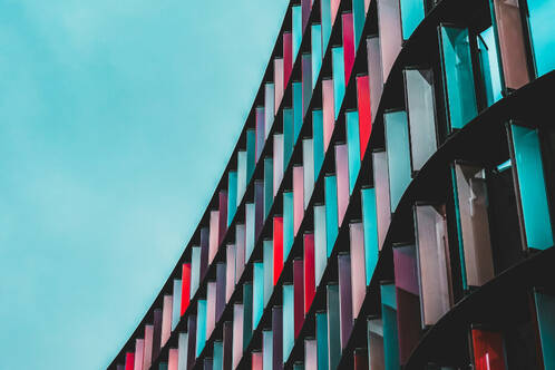 Hochhaus mit bunter Fassade