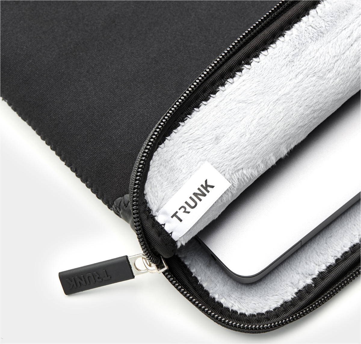Trunk-Neopren-Sleeve-MB-Pro-14-M4-2024-Schwarz-02.jpg