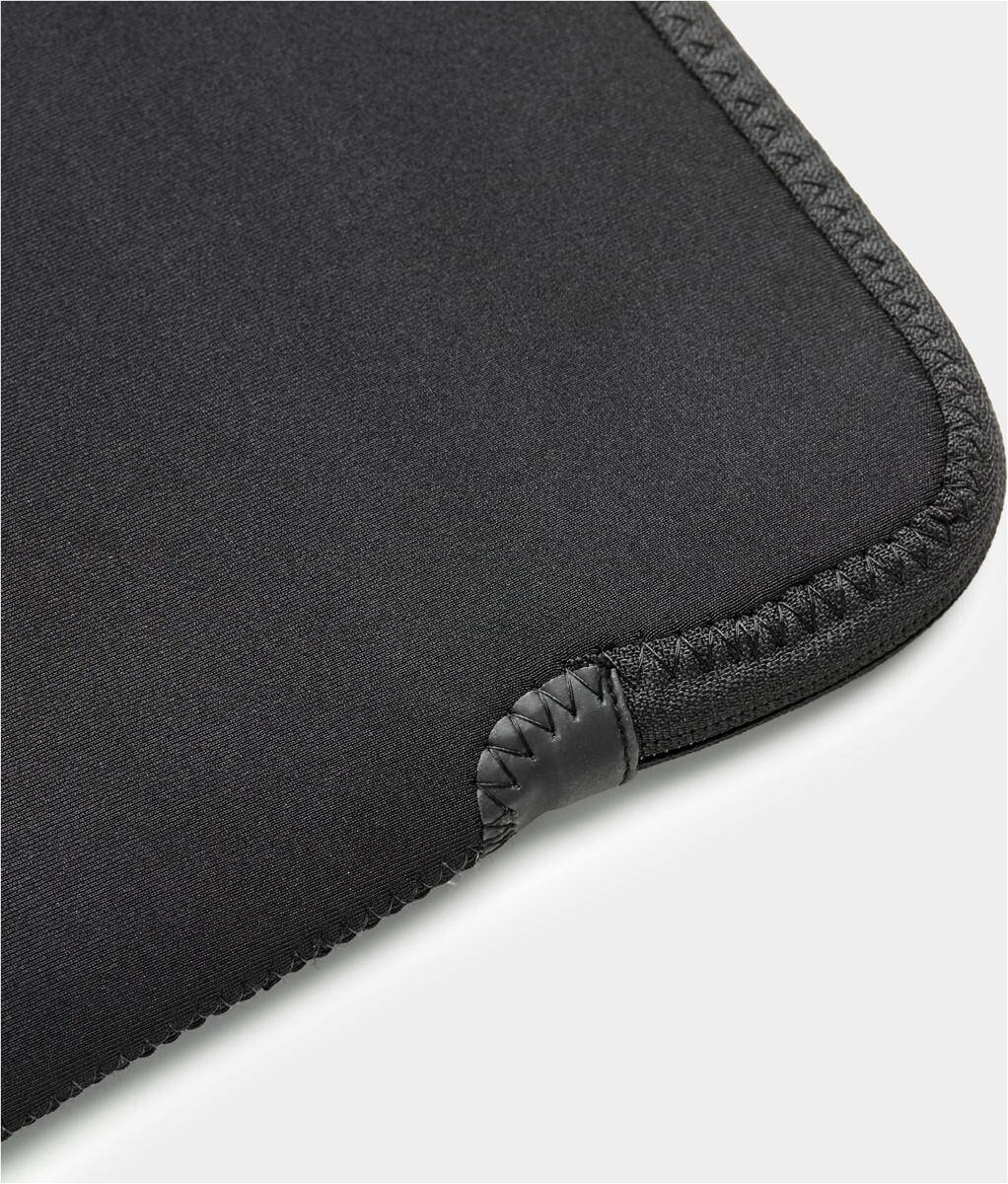 Trunk-Neopren-Sleeve-MB-Air-13-M4-2025-Schwarz-04.jpg