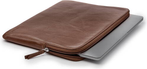 Trunk-Leder-Sleeve-MB-Air-13-M4-2025-Braun-02.jpg