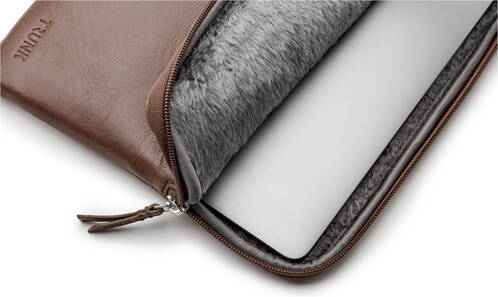 Trunk-Leder-Sleeve-MB-Air-13-M4-2025-Braun-03.jpg