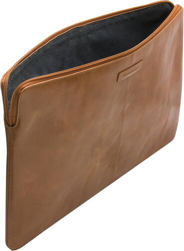 dbramante-Sleeve-Skagen-MB-Air-13-M4-2025-MB-Pro-13-ab-2020-Tan-gebraeunt-02.jpg