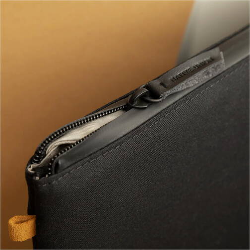 Native-Union-Stow-Lite-Sleeve-MB-Air-13-M4-2025-MB-Pro-13-2016-2022-mit-USB-C-03.jpg