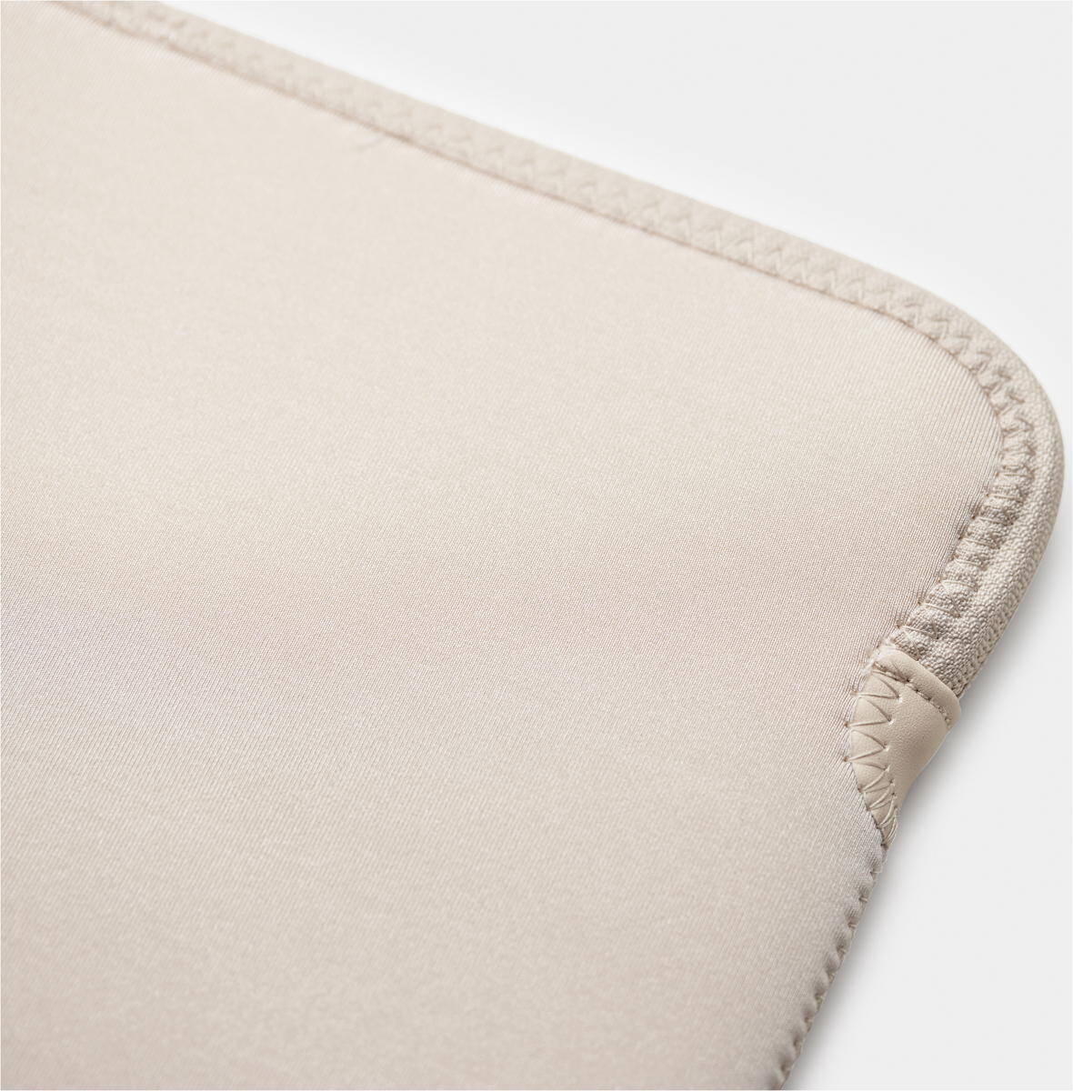 Trunk-Neopren-Sleeve-MB-Air-13-M4-2025-Mondlicht-02.jpg