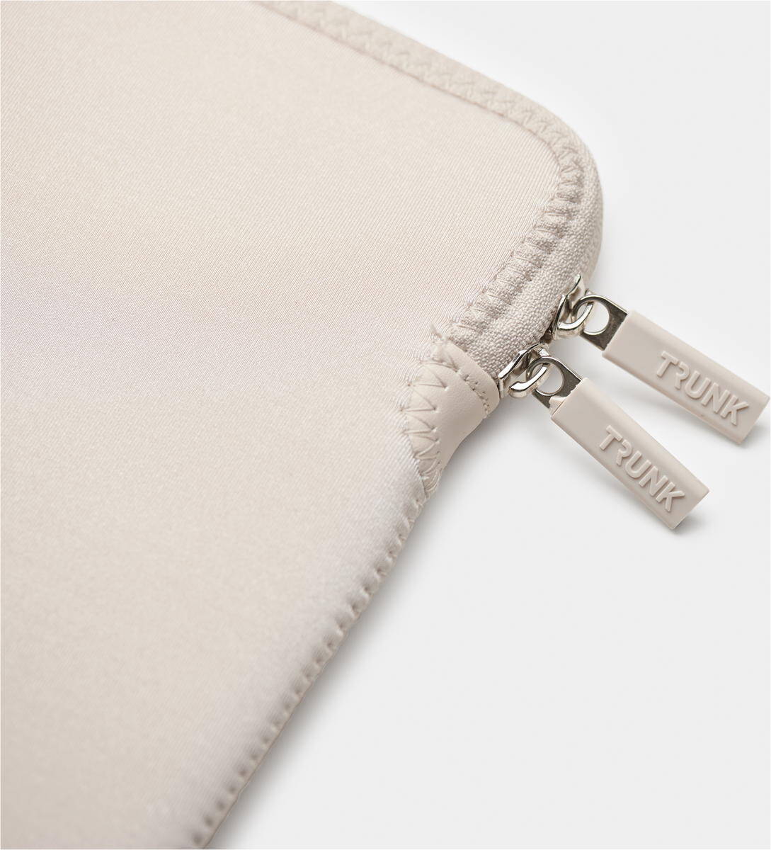 Trunk-Neopren-Sleeve-MB-Air-13-M4-2025-Mondlicht-03.jpg