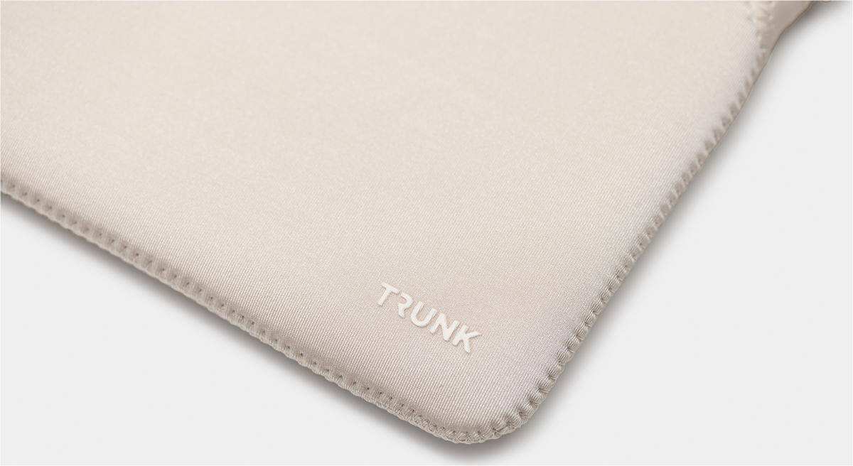 Trunk-Neopren-Sleeve-MB-Air-13-M4-2025-Mondlicht-07.jpg