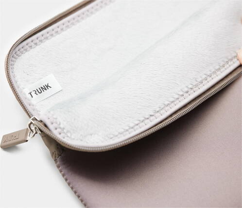 Trunk-Neopren-Sleeve-MB-Air-13-M4-2025-Portabella-01.jpg Trunk-Neopren-Sleeve-MB-Air-13-M4-2025-Portabella-01.jpg