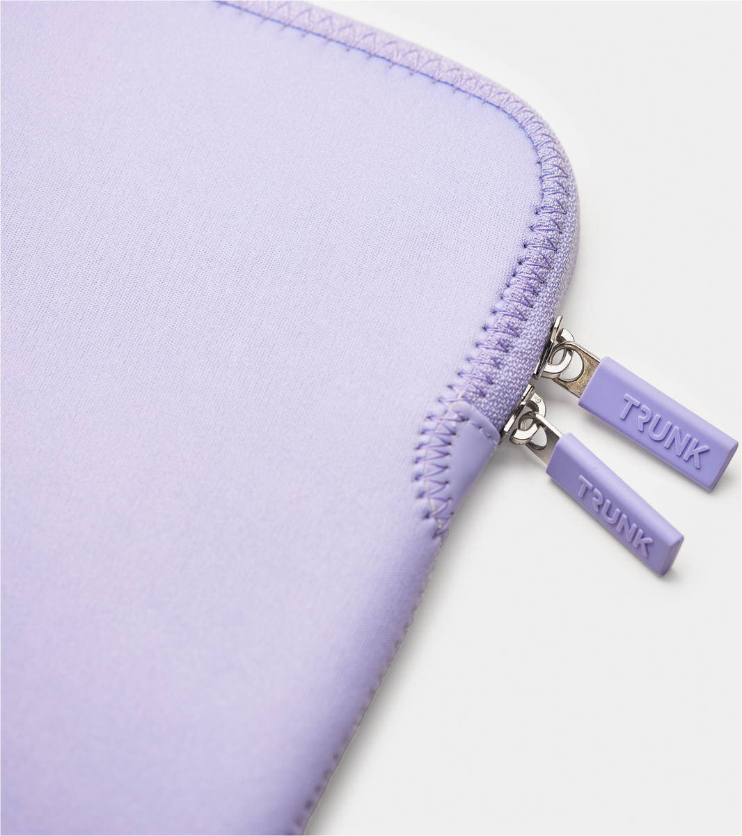 Trunk-Neopren-Sleeve-MB-Air-13-M4-2025-Violett-03.jpg
