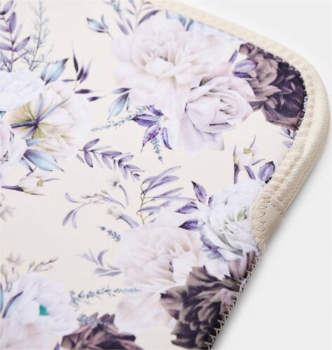 Trunk-Neopren-Sleeve-MB-Air-13-M4-2025-Black-Flower-02.jpg Trunk-Neopren-Sleeve-MB-Air-13-M4-2025-Black-Flower-02.jpg