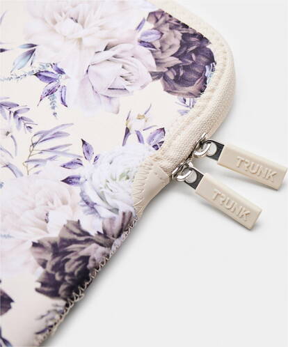 Trunk-Neopren-Sleeve-MB-Air-13-M4-2025-Black-Flower-03.jpg Trunk-Neopren-Sleeve-MB-Air-13-M4-2025-Black-Flower-03.jpg