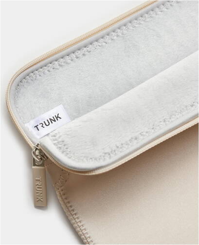 Trunk-Neopren-Sleeve-MB-Air-15-M4-2025-Mondlicht-07.jpg