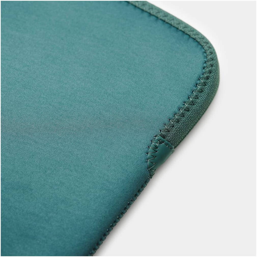 Trunk-Neopren-Sleeve-MB-Air-13-M4-2025-Gruen-02.jpg