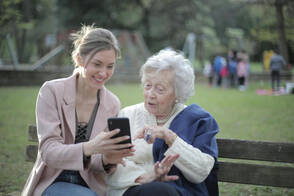 Junge Frau zeigt Seniorin iPhone (Foto: Olly / pexels) iPhone verbindet Generationen
