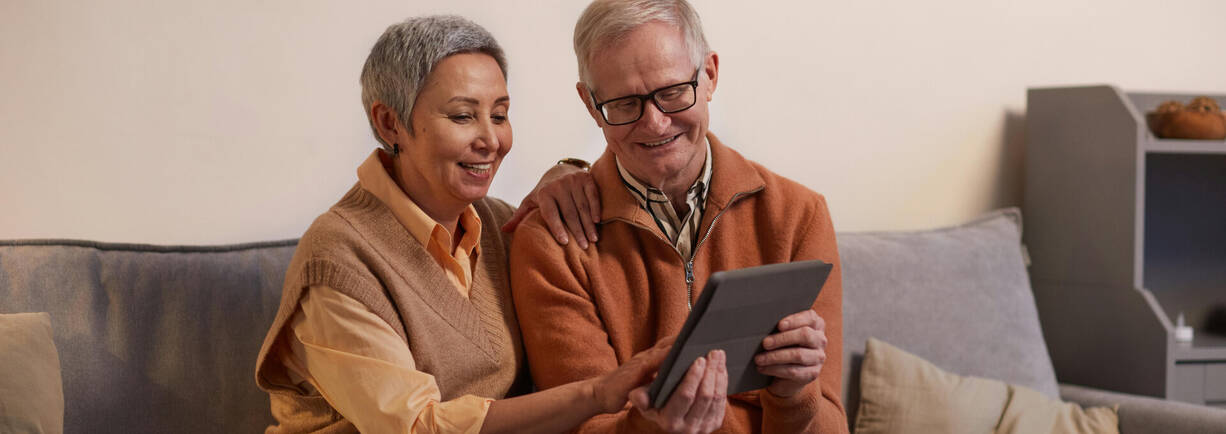 älteres Paar mit iPad