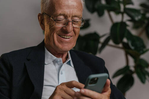 Apple Health für Senioren nutzen (Foto: Shvets Production / pexels) Senior mit iPhone