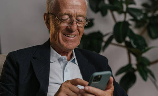 Apple Health für Senioren nutzen (Foto: Shvets Production / pexels) Senior mit iPhone