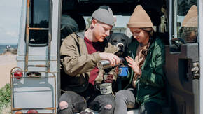 Ein Paar beim Kaffe im Van