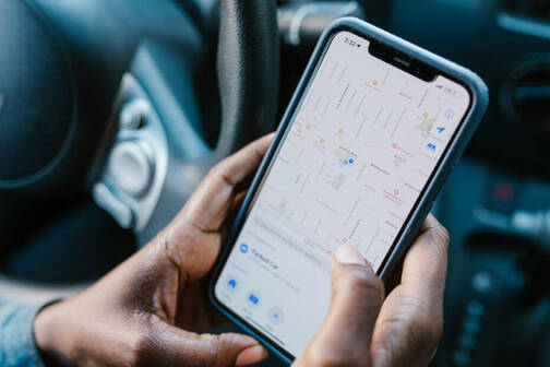 iPhone zur Offline-Navigation nutzen (Foto: rdne / pexels) im Auto iPhone mit geöffneter Karte
