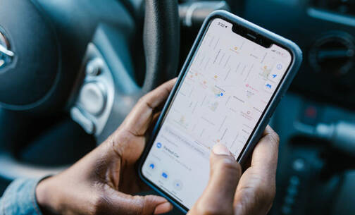 iPhone zur Offline-Navigation nutzen (Foto: rdne / pexels) im Auto iPhone mit geöffneter Karte