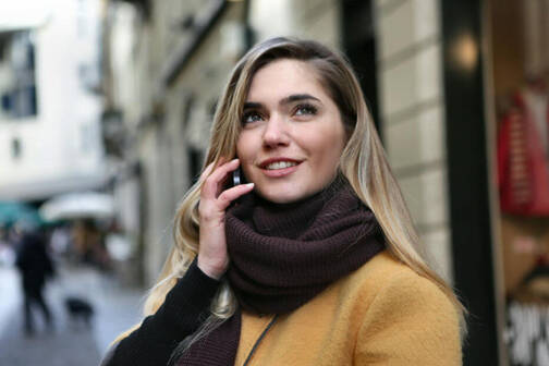 Telefonieren mit iPhone im Ausland (Foto: Olly / pexels) Frau in der Stadt mit iPhone