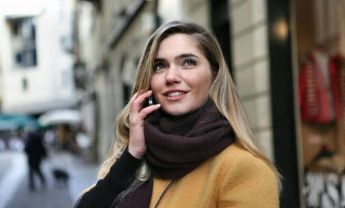 Telefonieren mit iPhone im Ausland (Foto: Olly / pexels) Frau in der Stadt mit iPhone