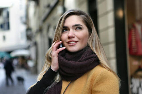 Frau in der Stadt mit iPhone