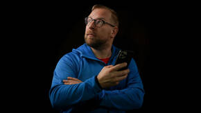 Mann überlegt – AppleCare Plus ja oder nein?